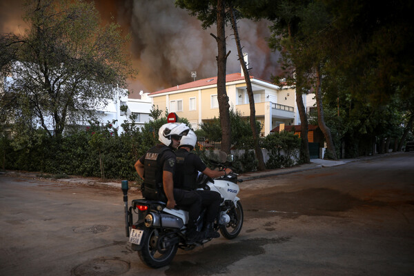 Φωτιά στη Βαρυμπόμπη: Διακοπή κυκλοφορίας στο τμήμα Καπανδρίτι - Λυκόβρυση - Και στα δύο ρεύματα της Αθηνών- Λαμίας