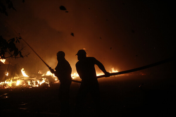 Φωτιά στη Βαρυμπόμπη: 3 κύρια πύρινα μέτωπα, 315 επεμβάσεις για απομάκρυνση πολιτών