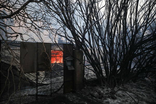 Φωτιά στη Βαρυμπόμπη: 3 κύρια πύρινα μέτωπα, 315 επεμβάσεις για απομάκρυνση πολιτών