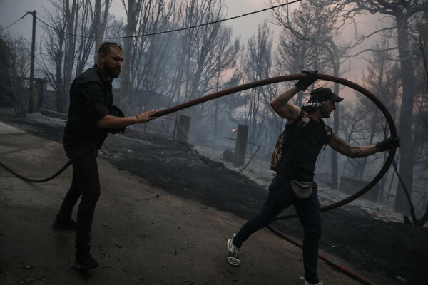 Φωτιά στη Βαρυμπόμπη: 3 κύρια πύρινα μέτωπα, 315 επεμβάσεις για απομάκρυνση πολιτών