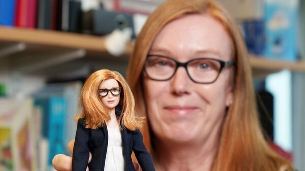 Μια Barbie αφιερωμένη στην Βρετανίδα που συνδημιούργησε το εμβόλιο της AstraZeneca