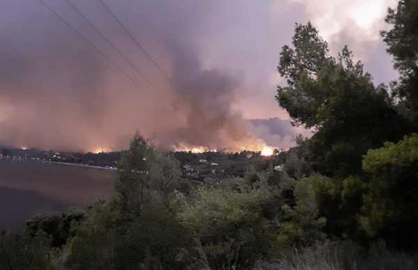 Ανεξέλεγκτη η φωτιά στην Εύβοια: Οι φλόγες κύκλωσαν κατοίκους και πυροσβέστες - Εκκενώνεται οι Ροβιές