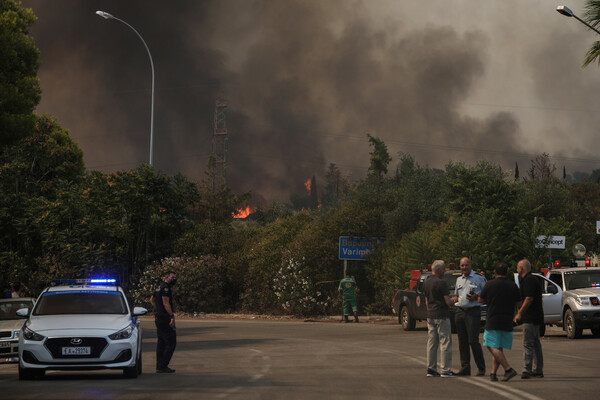 Διακοπή κυκλοφορίας για τη φωτιά στη Βαρυμπόμπη: Ποιοι δρόμοι είναι κλειστοί 