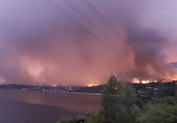 Σε κατάσταση εκτάκτου ανάγκης η Λίμνη Ευβοίας- Τρία τα μέτωπα της πυρκαγιάς