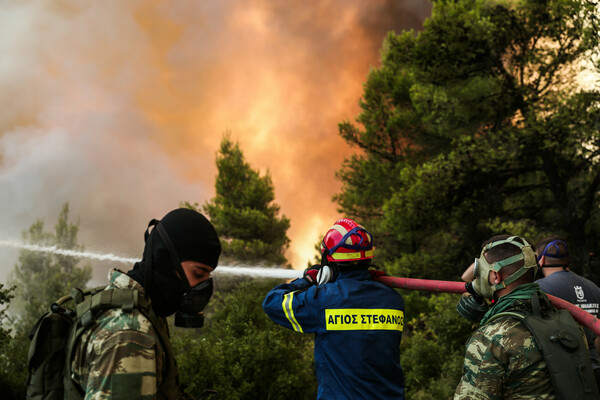 Ασταμάτητη η φωτιά στη Βαρυμπόμπη: Οι φλόγες μπήκαν στη Δροσοπηγή - Ένας εγκαυματίας - Εκκενώνονται οι Αφίδνες