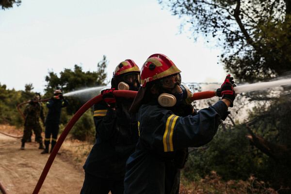 Τεράστιο μέτωπο πυρκαγιάς στη Βαρυμπόμπη: Καίγονται σπίτια - Οι φλόγες περνούν μέσα από τους οικισμούς