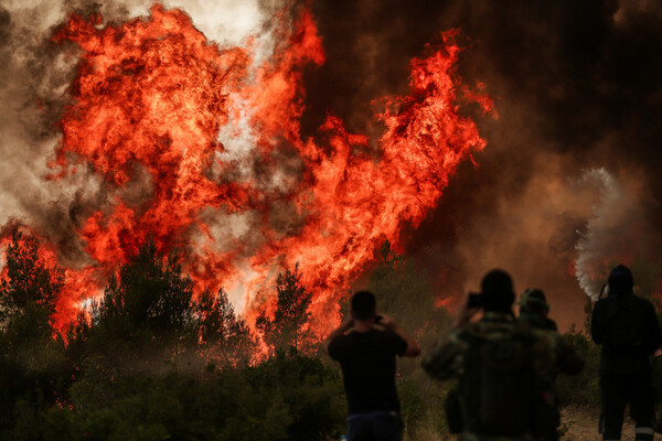 Ασταμάτητη η φωτιά στη Βαρυμπόμπη: Καίγεται η Δροσοπηγή, απειλούνται Ιπποκράτειος Πολιτεία & Κρυονέρι