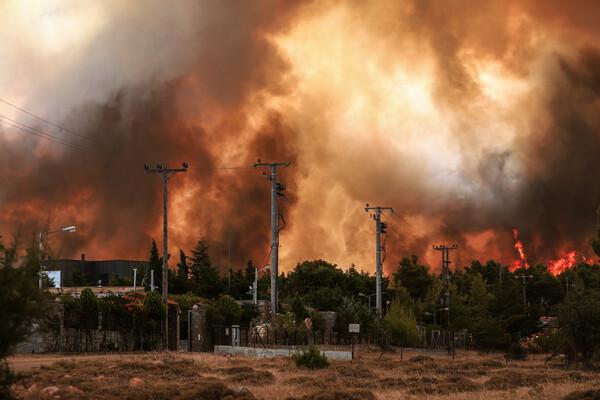 Ασταμάτητη η φωτιά στη Βαρυμπόμπη: Οι φλόγες μπήκαν στη Δροσοπηγή - Ένας εγκαυματίας - Εκκενώνονται οι Αφίδνες