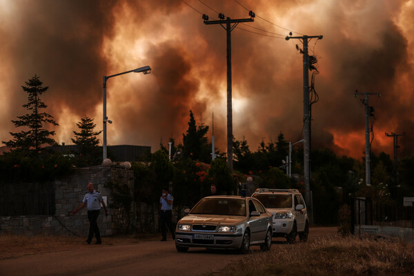 Ασταμάτητη η φωτιά στη Βαρυμπόμπη: Οι φλόγες μπήκαν στη Δροσοπηγή - Ένας εγκαυματίας - Εκκενώνονται οι Αφίδνες