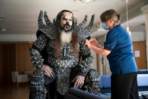 Ο Lordi φόρεσε την στολή του και έκανε το εμβόλιο- Εμβολιασμένος και ο Άγιος Βασίλης