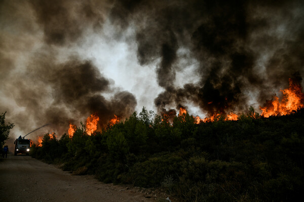 Αναζωπύρωση της φωτιάς στη Βαρυμπόμπη: Νέο μήνυμα 112 για εκκένωση Αχαρνών και Θρακομακεδόνων 