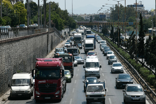 Φωτιά Αττική: Μποτιλιάρισμα στην Αθηνών-Λαμίας - Έκκληση της Τροχαίας στους οδηγούς