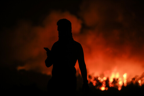 Μαίνεται η πυρκαγιά στη Βόρεια Εύβοια - Απεγκλωβίστηκαν 440 άτομα - Εκκενώθηκαν Στροφυλιά & Κοκκινομηλιά