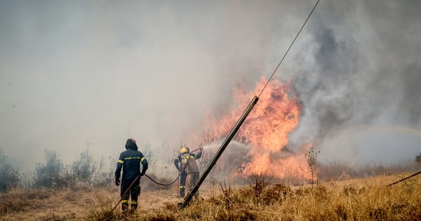 Δύο προσαγωγές για εμπρησμό στον Άγιο Στέφανο - «Μετέφεραν μπιτόνι με βενζίνη»