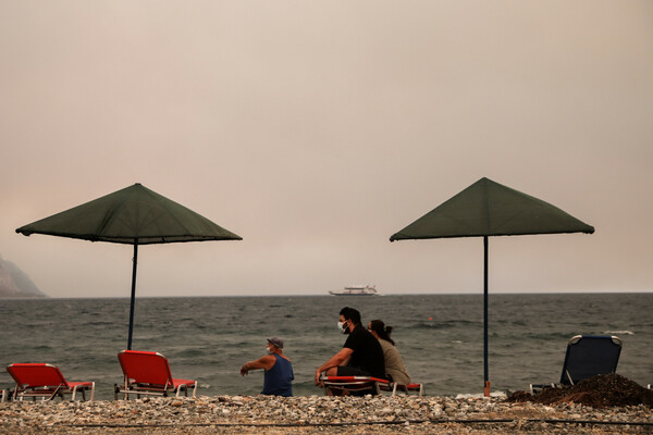 Δραματικές εικόνες στη Λίμνη Ευβοίας: Οι κάτοικοι τα άφησαν όλα πίσω και διέφυγαν από τη θάλασσα 