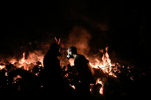 Μεγάλα μέτωπα φωτιάς σαρώνουν και απόψε την Αττική: Καίγονται σπίτια στον Άγιο Στέφανο – Απειλείται η Πετρούπολη