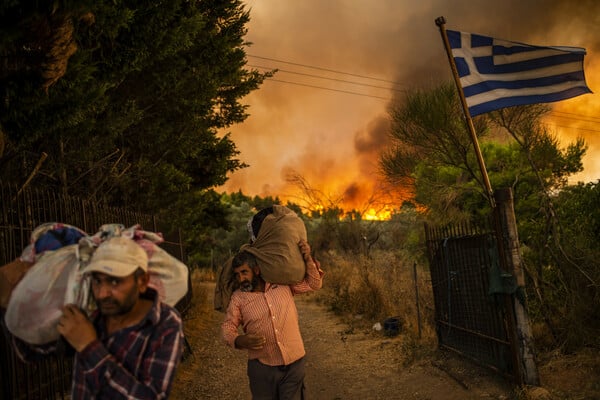 Συγκλονιστικές εικόνες από τη νύχτα που η φωτιά έζωσε την Αθήνα