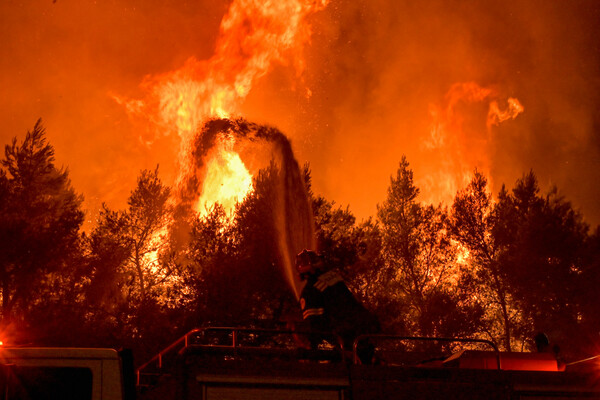 Συγκλονιστικές εικόνες από τη νύχτα που η φωτιά έζωσε την Αθήνα