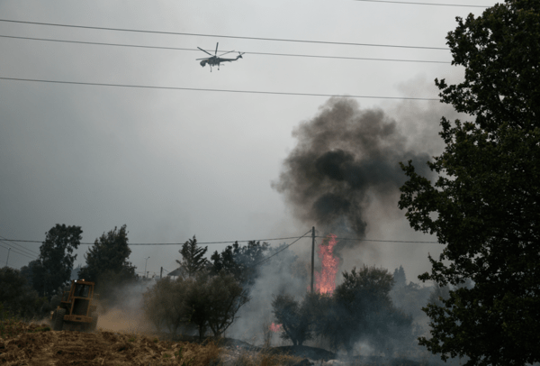 Η φωτιά κατευθύνεται προς Μαραθώνα: Ενεργοποιείται το 1110 για πολίτες με αναπνευστικά προβλήματα 