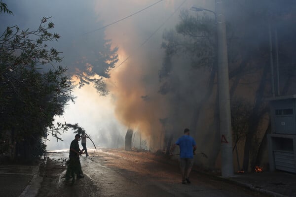 Ανεξέλεγκτη καταστροφή: Η φωτιά σαρώνει Θρακομακεδόνες, Βαρυμπόμπη- Καμένο δάσος τα βασιλικά κτήματα στο Τατόι