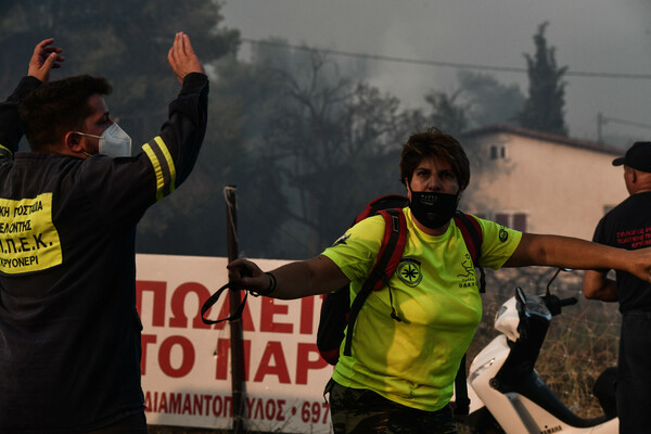 Ανεξέλεγκτη καταστροφή: Η φωτιά σαρώνει ακόμα Θρακομακεδόνες, Βαρυμπόμπη - Καμένο δάσος στα βασιλικά κτήματα (ΕΙΚΟΝΕΣ)