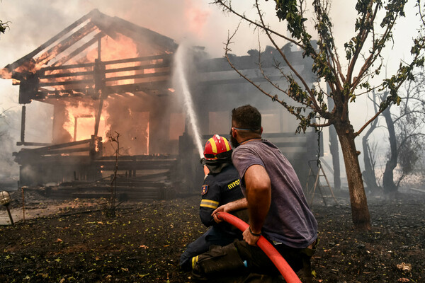 Ανεξέλεγκτη καταστροφή: Η φωτιά σαρώνει ακόμα Θρακομακεδόνες, Βαρυμπόμπη - Καμένο δάσος στα βασιλικά κτήματα (ΕΙΚΟΝΕΣ)