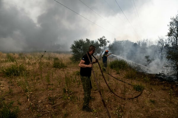 Ανεξέλεγκτη καταστροφή: Η φωτιά σαρώνει ακόμα Θρακομακεδόνες, Βαρυμπόμπη - Καμένο δάσος στα βασιλικά κτήματα (ΕΙΚΟΝΕΣ)