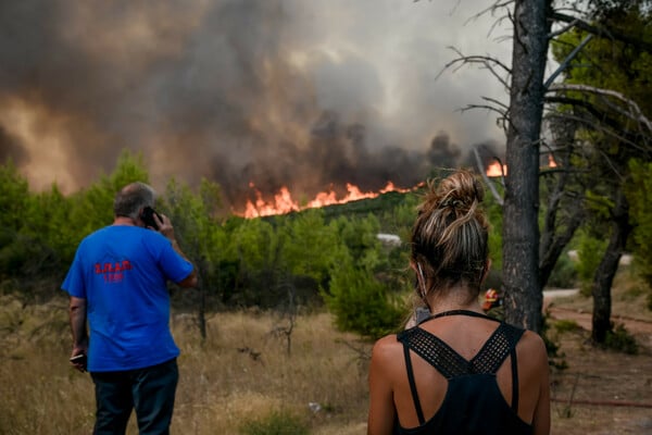 Ανεξέλεγκτη καταστροφή: Η φωτιά σαρώνει ακόμα Θρακομακεδόνες, Βαρυμπόμπη - Καμένο δάσος στα βασιλικά κτήματα (ΕΙΚΟΝΕΣ)