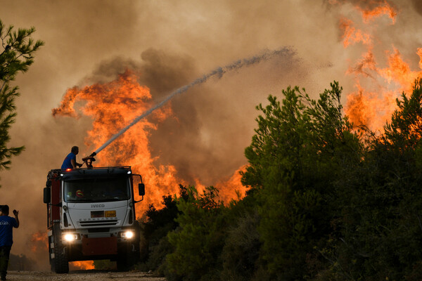Ανεξέλεγκτη καταστροφή: Η φωτιά σαρώνει ακόμα Θρακομακεδόνες, Βαρυμπόμπη - Καμένο δάσος στα βασιλικά κτήματα (ΕΙΚΟΝΕΣ)