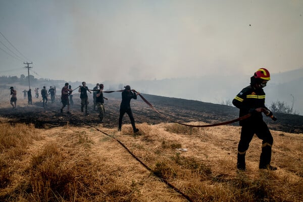 Ανεξέλεγκτη καταστροφή: Η φωτιά σαρώνει ακόμα Θρακομακεδόνες, Βαρυμπόμπη - Καμένο δάσος στα βασιλικά κτήματα (ΕΙΚΟΝΕΣ)