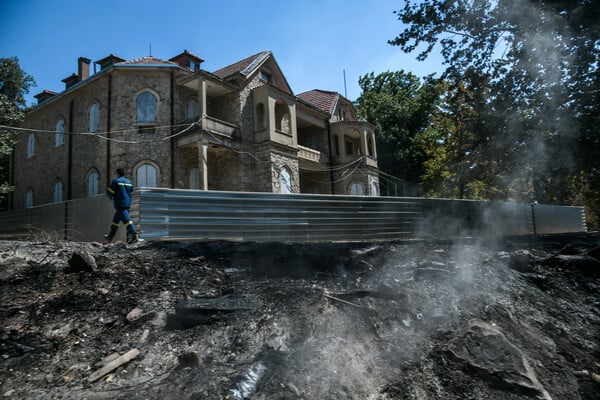 Ανεξέλεγκτη καταστροφή: Η φωτιά σαρώνει ακόμα Θρακομακεδόνες, Βαρυμπόμπη - Καμένο δάσος στα βασιλικά κτήματα (ΕΙΚΟΝΕΣ)