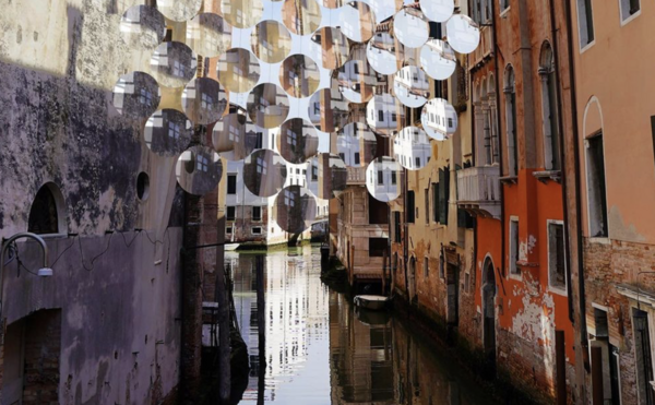 Τεράστιοι μεγεθυντικοί φακοί πάνω από τα κανάλια της Βενετίας