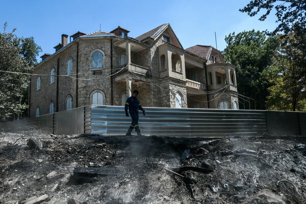 Τατόι: Ό,τι άφησε πίσω της η φωτιά - Φωτορεπορτάζ στα πρώην βασιλικά κτήματα