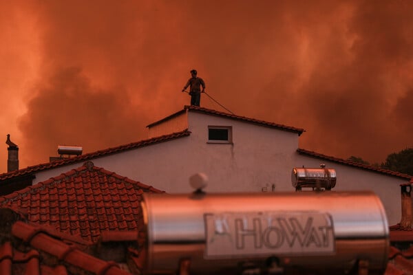 Η βόρεια Εύβοια κάηκε από την μία άκρη ως την άλλη: Η φωτιά σαρώνει δάση και σπίτια