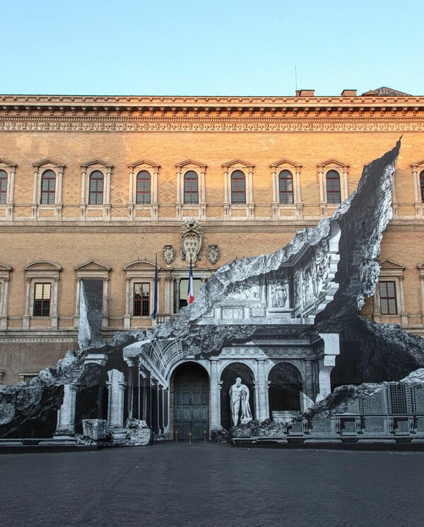 ΤΣΕΚ ΦΩΤΟ Η θεαματική οφθαλμαπάτη του JR στ περίφημο Παλάτσο Φαρνέζε της Ρώμης.