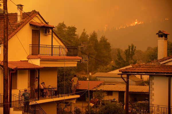 Β.Εύβοια: Απειλούνται τα χωριά Γαλατσώνα, Αβγαριά, Ασμίνι – Σε κοντινή απόσταση από την Ιστιαία η φωτιά