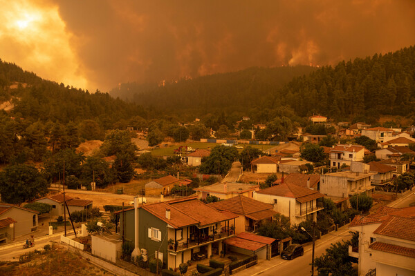 Β.Εύβοια: Απειλούνται τα χωριά Γαλατσώνα, Αβγαριά, Ασμίνι – Σε κοντινή απόσταση από την Ιστιαία η φωτιά
