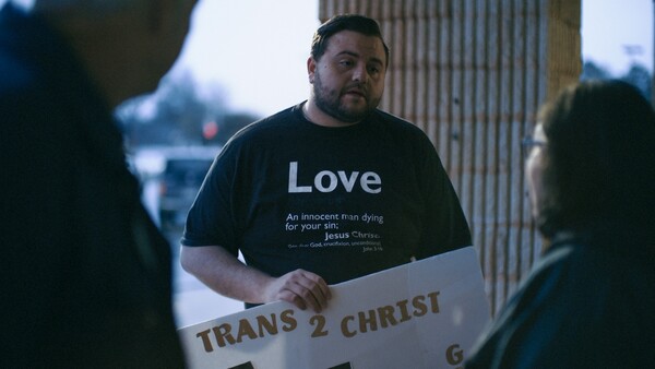 "Pray Away”: Η εφιαλτική ιστορία των θεραπειών μεταστροφής φύλου στην Αμερική