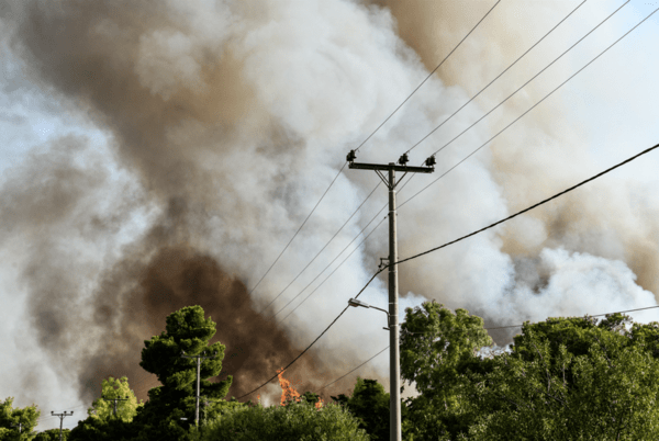 ΔΕΔΔΗΕ: 10.000 νοικοκυριά παραμένουν χωρίς ρεύμα στην Αττική λόγω των πυρκαγιών