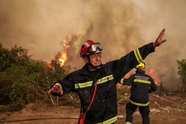Όγδοη μέρα φωτιάς στην Εύβοια - Δραματικές μάχες με τις φλόγες έξω από χωριά