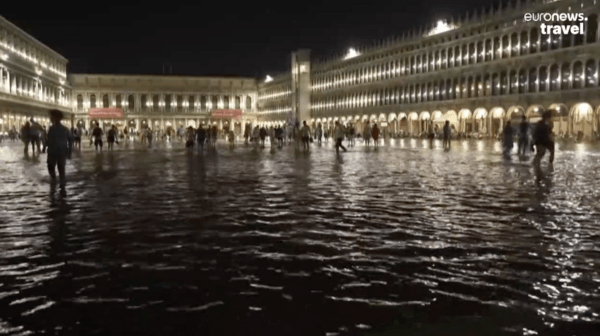 Βενετία: Πλημμύρισε από σπάνια καλοκαιρινή παλίρροια – Δεν ενεργοποιήθηκε το τεχνητό φράγμα (βίντεο)