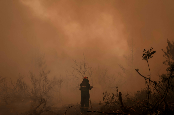 Ανεξέλεγκτη η πυρκαγιά στη Γορτυνία: Εκκενώθηκαν 19 οικισμοί - Αντιπυρικές ζώνες για να ανακόψουν το μέτωπο