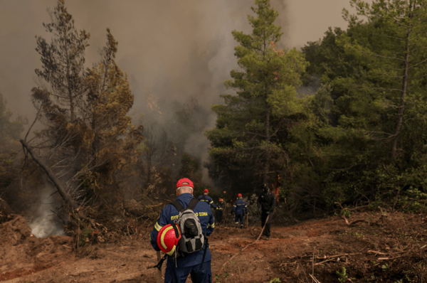 Φωτιά - Αναζωπυρώσεις σε Πύργο και Γορτυνία: Μήνυμα από το 112 για εκκενώσεις οικισμών