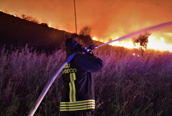 Φλέγεται η Κάτω Ιταλία: Πυρκαγιές σε Σικελία, Σαρδηνία, Καλαβρία- Το θερμόμετρο άγγιξε τους 48,8 βαθμούς