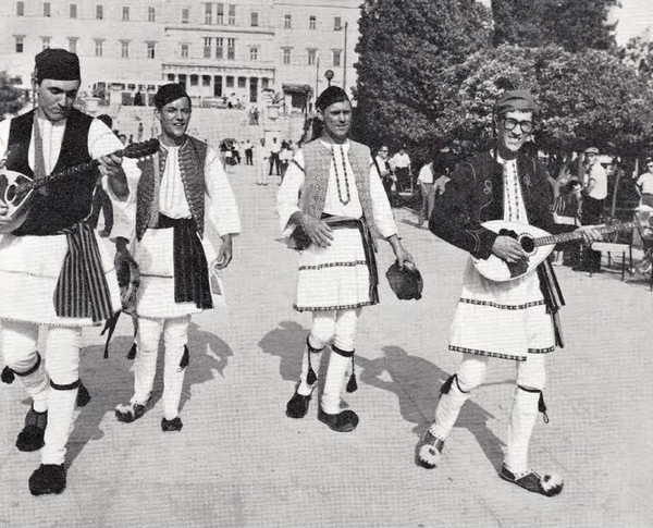 H ταινία “Summer Holiday” (1963), με τις μουσικές και τα τραγούδια των περίφημων Cliff Richard and The Shadows, είχε γυριστεί και στην Ελλάδα