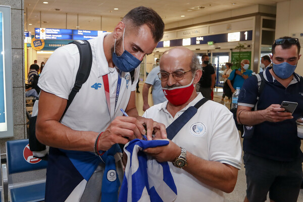 Εθνική πόλο: Φωτογραφίες από την αποθεωτική άφιξη των «αργυρών» ολυμπιονικών στην Ελλάδα 