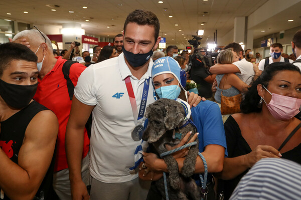 Εθνική πόλο: Φωτογραφίες από την αποθεωτική άφιξη των «αργυρών» ολυμπιονικών στην Ελλάδα