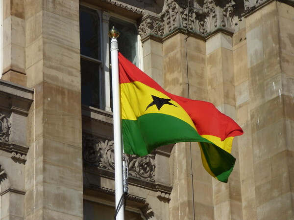 Γκάνα: Αποσύρθηκαν οι κατηγορίες κατά 21 ατόμων LGBT+ που συνελήφθησαν για «συνάθροιση σε ξενοδοχείο» 