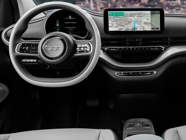 Fiat 500 full electric: Γιόγκα μέσα στην κυκλοφορία