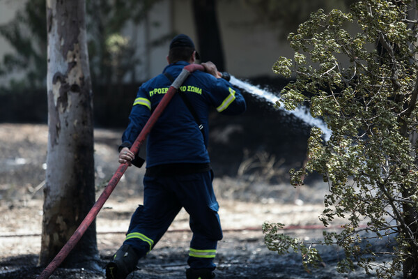 Πέραμα: Υπό έλεγχο η φωτιά στη λεωφόρο Σχιστού